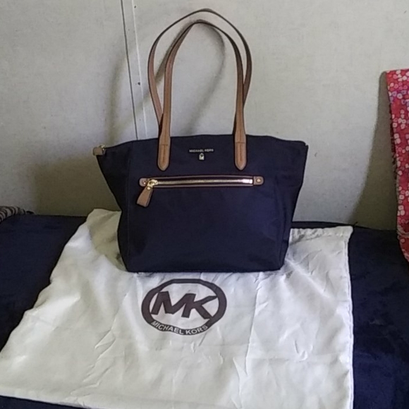 Michael Kors Handbags - 👛 Brand New Michael Kors Purse 👛
